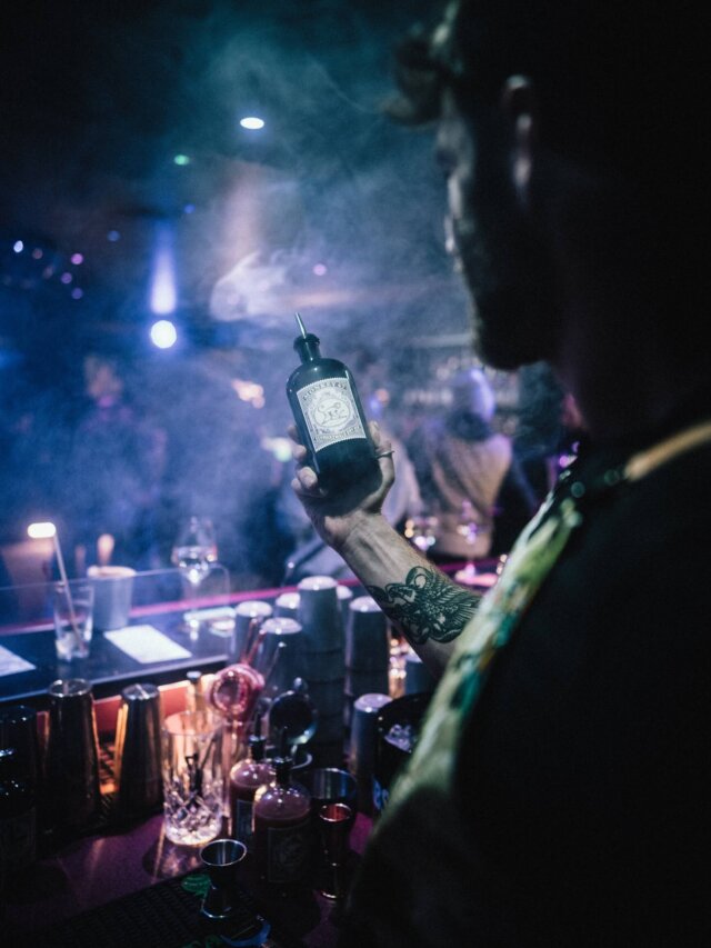 Barkeeper präsentiert kreative Cocktailzutat in einer stilvollen Bar im Hotel Edelweiss, Lech/Zürs am Arlberg.