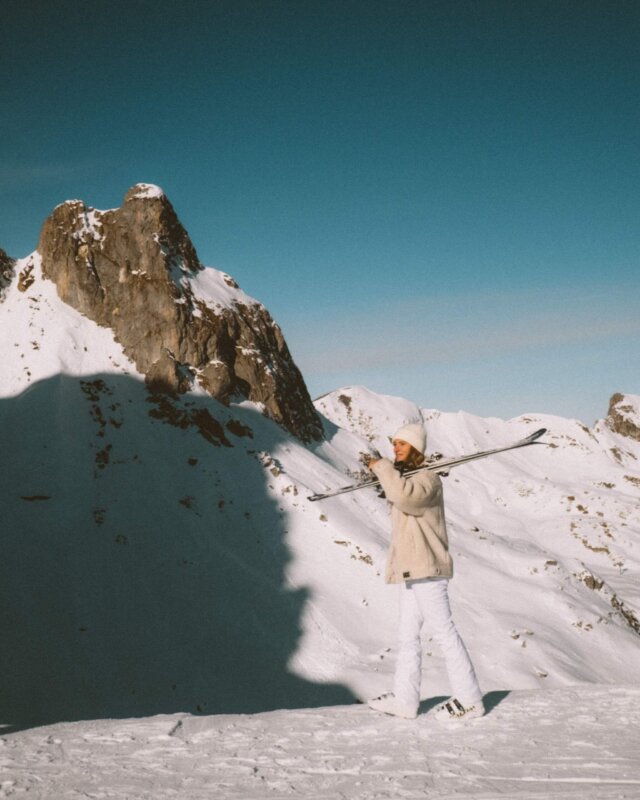 Skifahrerin auf verschneiter Piste in den Bergen von Lech/Zürs, ideal für winterliche Abenteuer im Hotel Edelweiss.