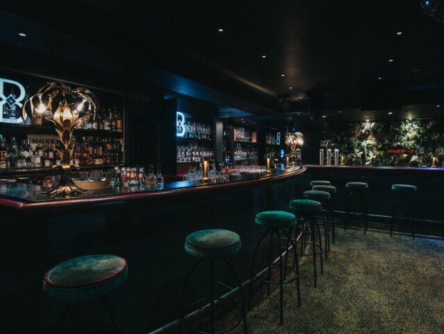 Elegante Hotelbar im Hotel Edelweiss in Lech/Zürs mit stilvollem Interieur und hochwertiger Getränkeauswahl.