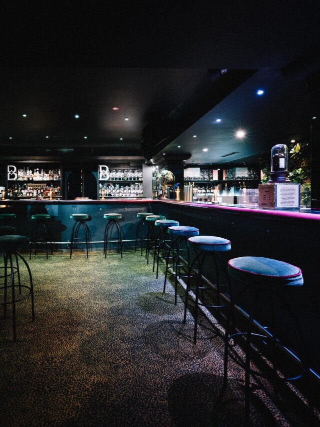 Stylische Bar im Hotel Edelweiss in Lech/Zürs mit modernen Stühlen und edlem Ambiente. Ideal für entspannte Abende.