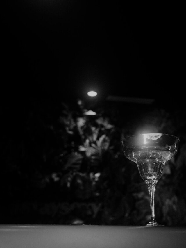 Elegantes Glas in stilvollem Ambiente, ideal für einen unvergesslichen Abend im Hotel Edelweiss in Lech.