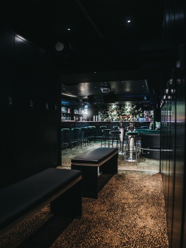 Einblick in die stilvolle Hotelbar im Hotel Edelweiss, Lech/Zürs am Arlberg, mit modernem Design und gemütlicher Atmosphäre.