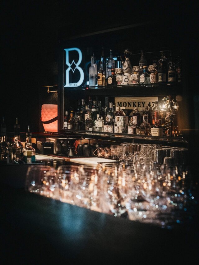 Elegante Bar im Hotel Edelweiss mit vielfältigen Spirituosen und stilvollem Ambiente in Lech/Zürs am Arlberg.