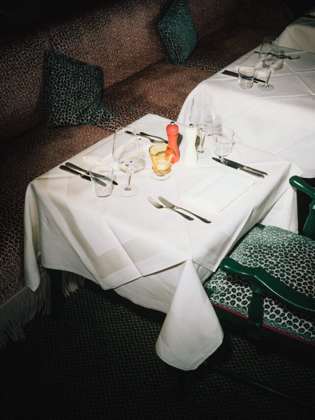 Elegant gedeckter Tisch im Restaurant des Hotels Edelweiss in Lech/Zürs, umgeben von gemütlicher Atmosphäre.