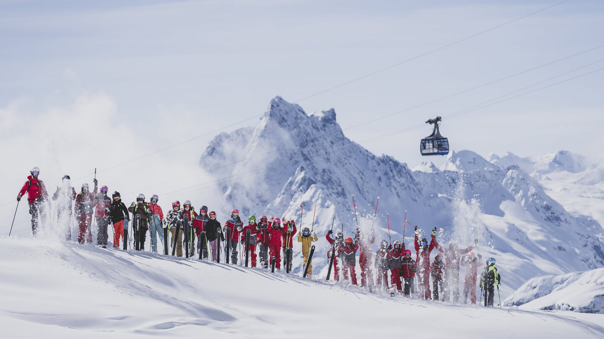 Skifahrer in Lech/Zürs am Arlberg genießen pulsierende Aktivitäten in verschneiter Berglandschaft.