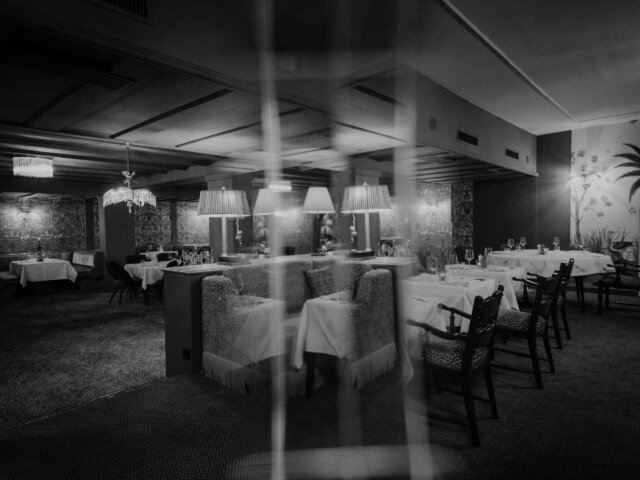Elegantes Restaurant im Hotel Edelweiss mit stilvollen Tischgedecken und gemütlicher Atmosphäre in Lech/Zürs.