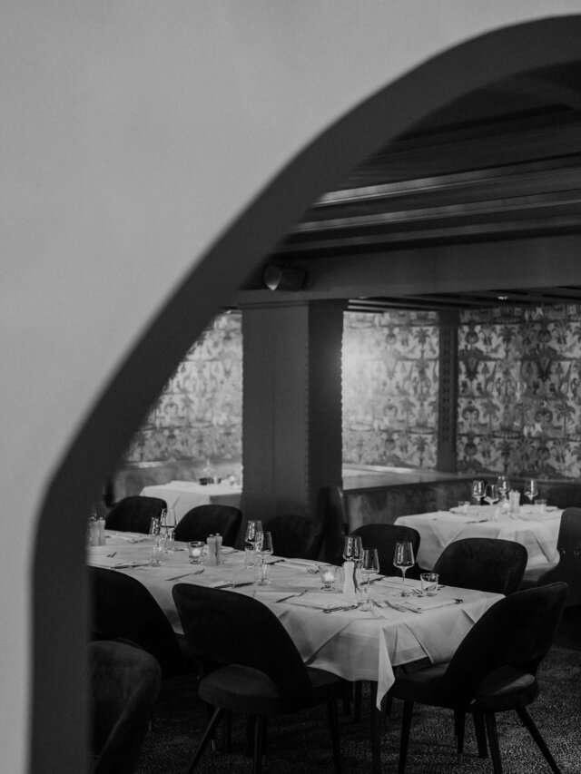 Elegante Restaurantatmosphäre im Hotel Edelweiss, Lech/Zürs, mit stilvollem Tischdecken und Einrichtung.