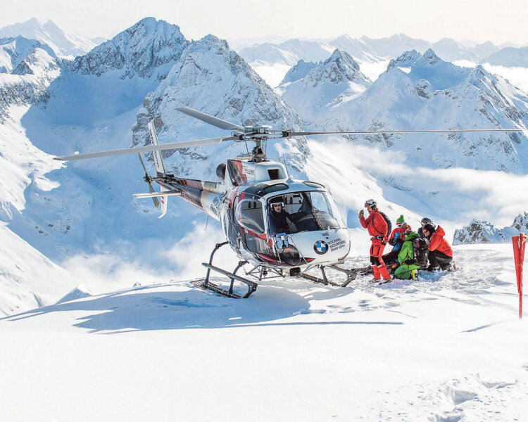 Helikopter beim Heliskiing