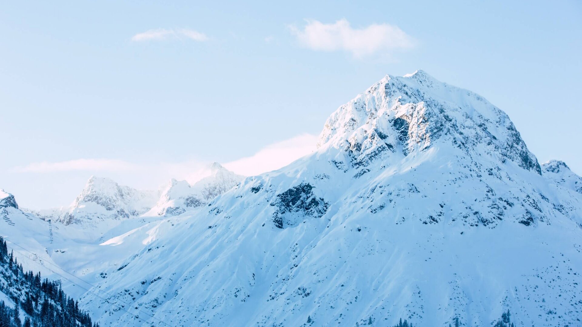 Schneebedeckte Berge in Lech/Zürs am Arlberg, ideal für Winterurlaub im Hotel Edelweiss.