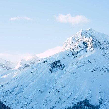 Schneebedeckte Berge in Lech/Zürs am Arlberg, ideal für Winterurlaub im Hotel Edelweiss.
