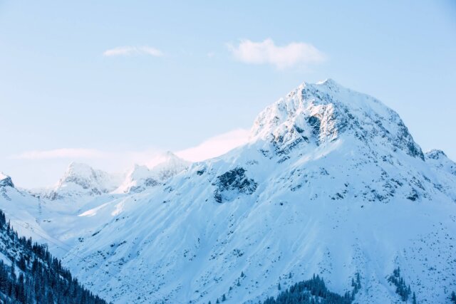 Schneebedeckte Berge in Lech/Zürs am Arlberg, ideal für Winterurlaub im Hotel Edelweiss.