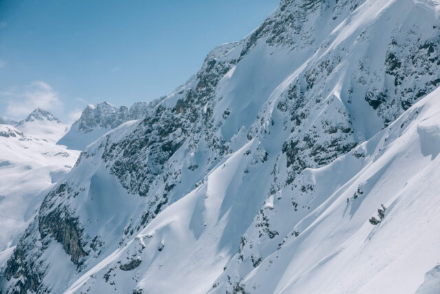 Schneebedeckte Berge und klare Himmel über dem Arlberg, ideal für unvergessliche Winterabenteuer im Hotel Edelweiss.