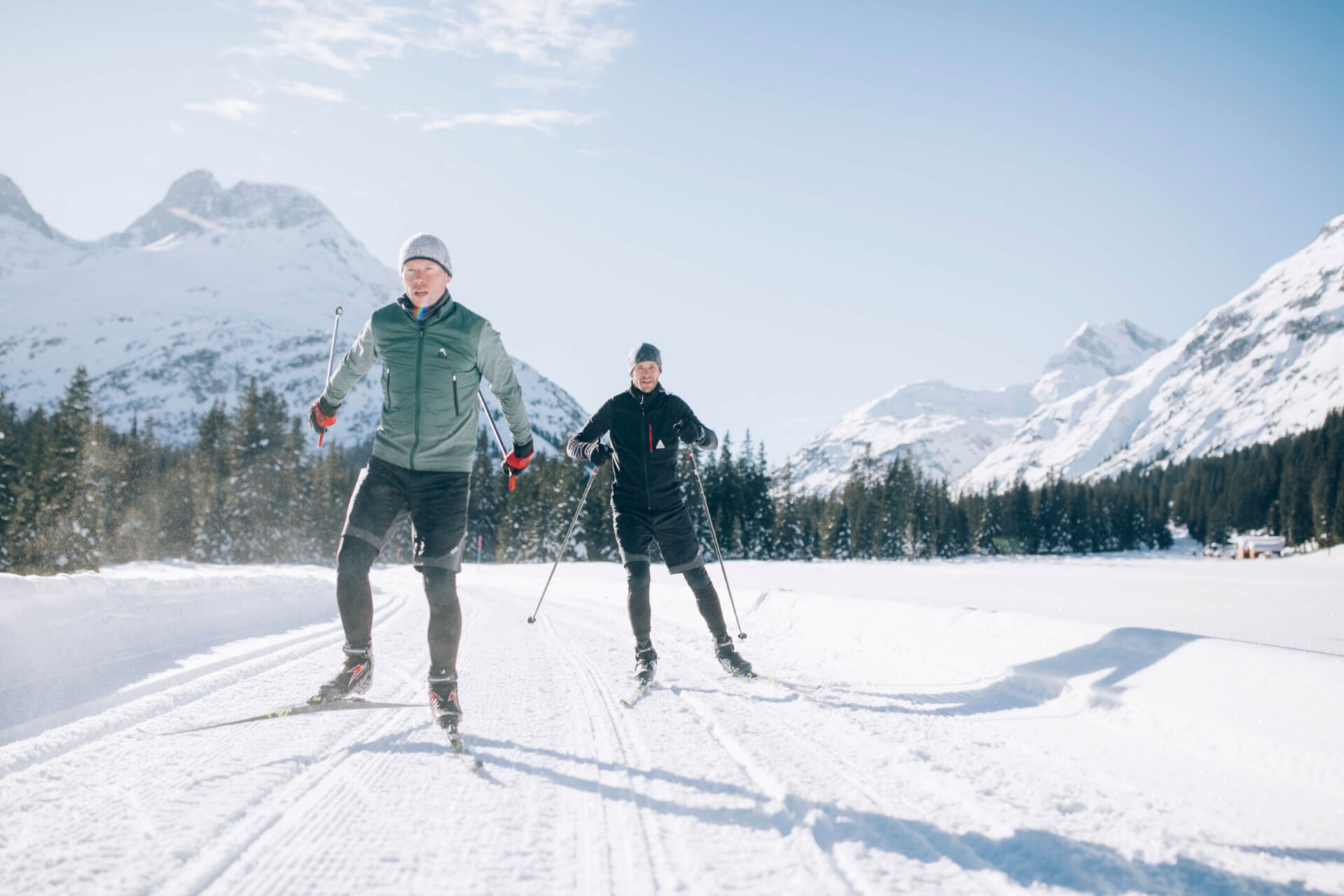 Langläufer genießen die verschneite Landschaft bei einem Langlauf in Lech/Zürs am Arlberg. Ideal für Winterurlaub.
