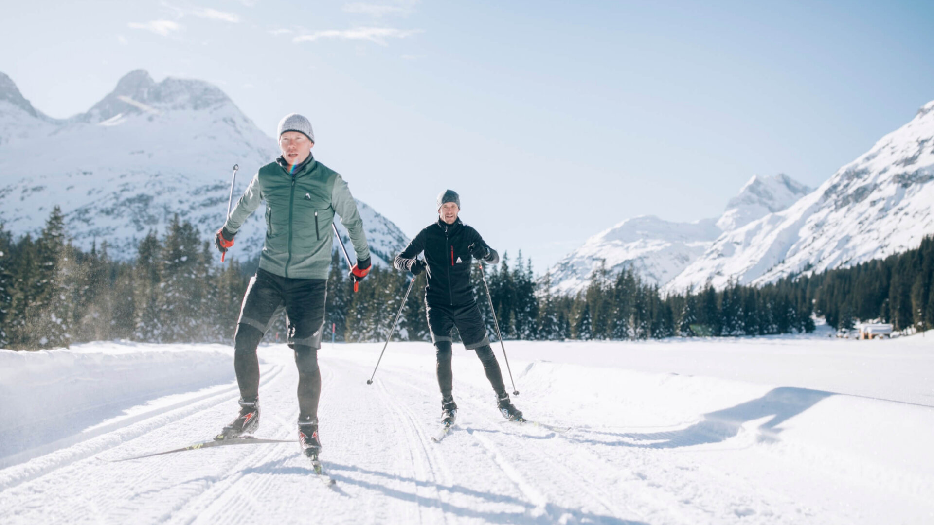 Langläufer genießen die verschneite Landschaft bei einem Langlauf in Lech/Zürs am Arlberg. Ideal für Winterurlaub.