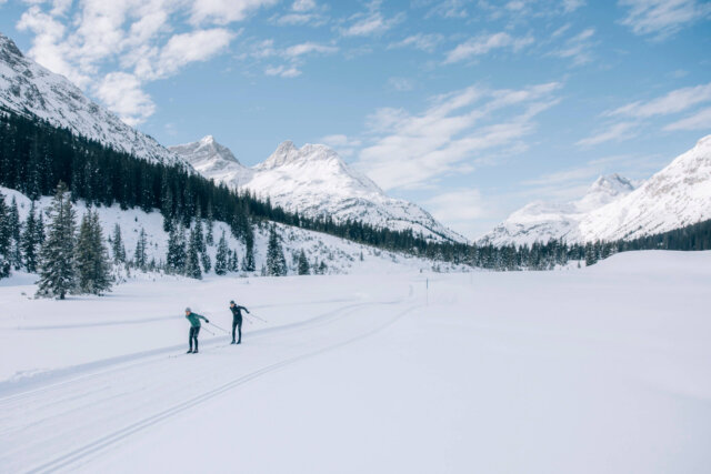 Langlaufen im Winterparadies Lech/Zürs, umgeben von majestätischen Bergen und verschneiten Landschaften.