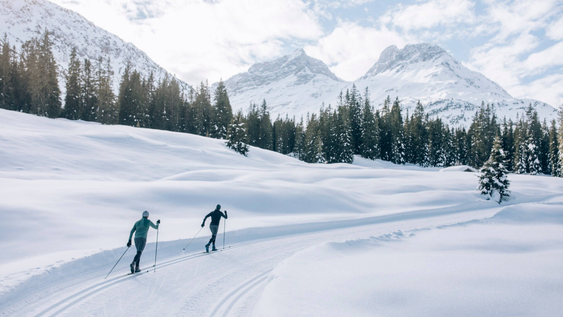 Skifahrer in verschneiter Landschaft rund um Lech/Zürs am Arlberg genießen die Winteridylle.