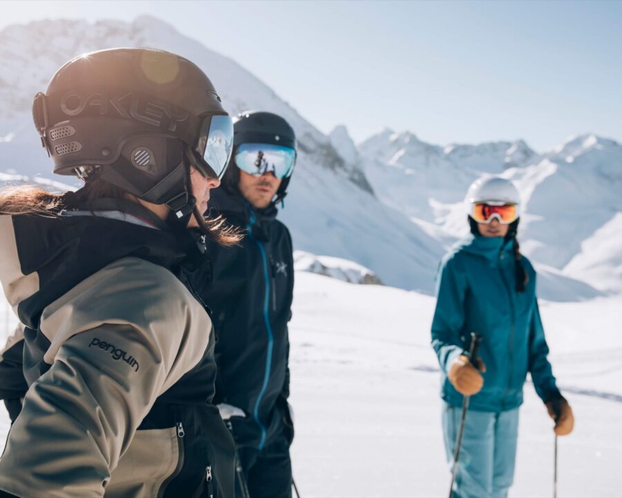 Skifahrer genießen die alpine Landschaft in Lech/Zürs am Arlberg, ideal für unvergessliche Winterabenteuer im Hotel Edelweiss.