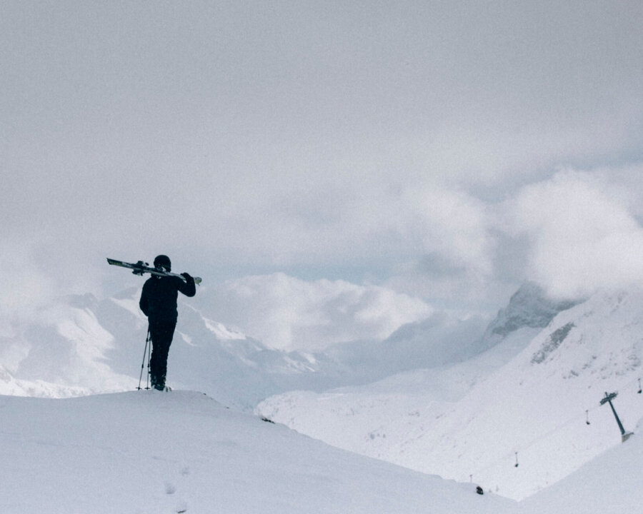 Skifahrer in Lech/Zürs am Arlberg genießt die winterliche Berglandschaft. Ideal für einen perfekten Skiurlaub im Hotel Edelweiss.