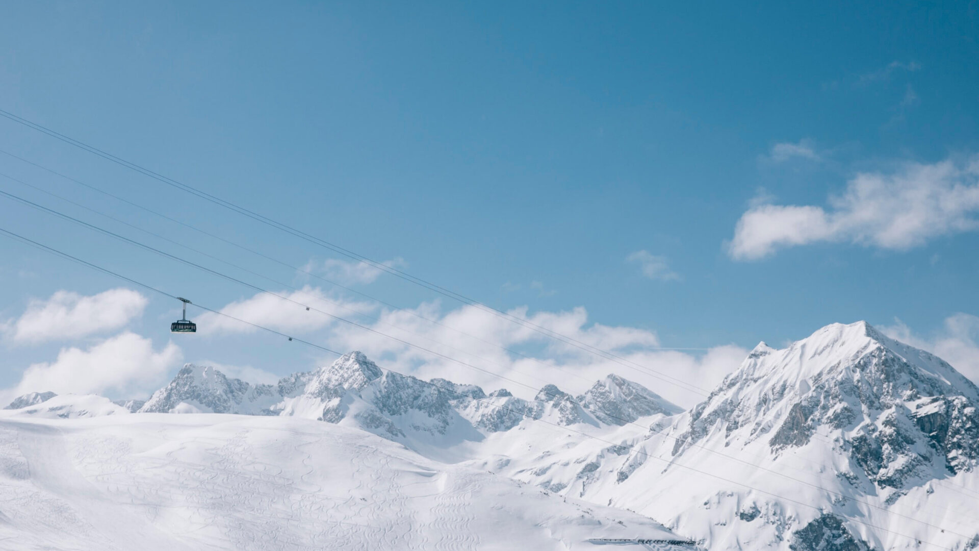 Seilbahn zwischen schneebedeckten Bergen in Lech/Zürs am Arlberg, ideal für Winteraktivitäten und Erholung.