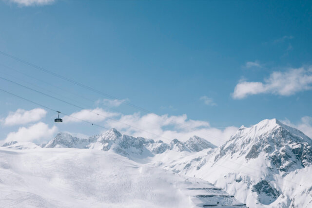 Seilbahn zwischen schneebedeckten Bergen in Lech/Zürs am Arlberg, ideal für Winteraktivitäten und Erholung.