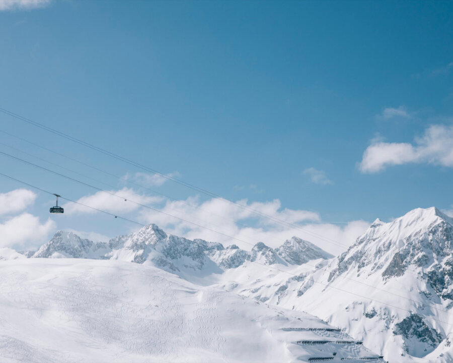Seilbahn zwischen schneebedeckten Bergen in Lech/Zürs am Arlberg, ideal für Winteraktivitäten und Erholung.