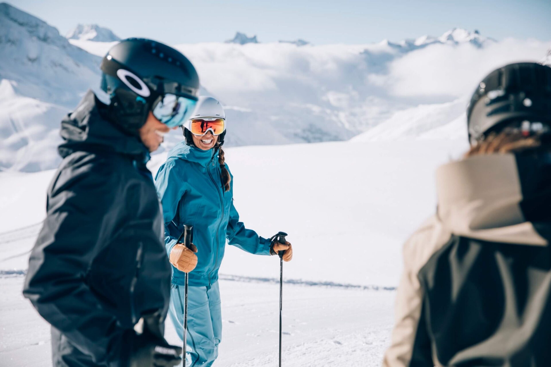 Freundliche Skifahrer genießen den Schnee in Lech/Zürs am Arlberg, umgeben von majestätischer Berglandschaft.