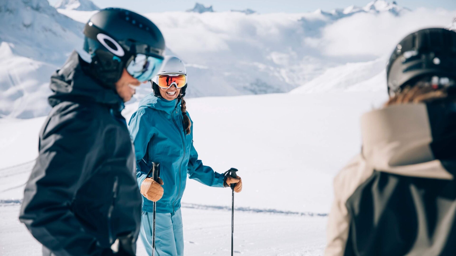 Freundliche Skifahrer genießen den Schnee in Lech/Zürs am Arlberg, umgeben von majestätischer Berglandschaft.