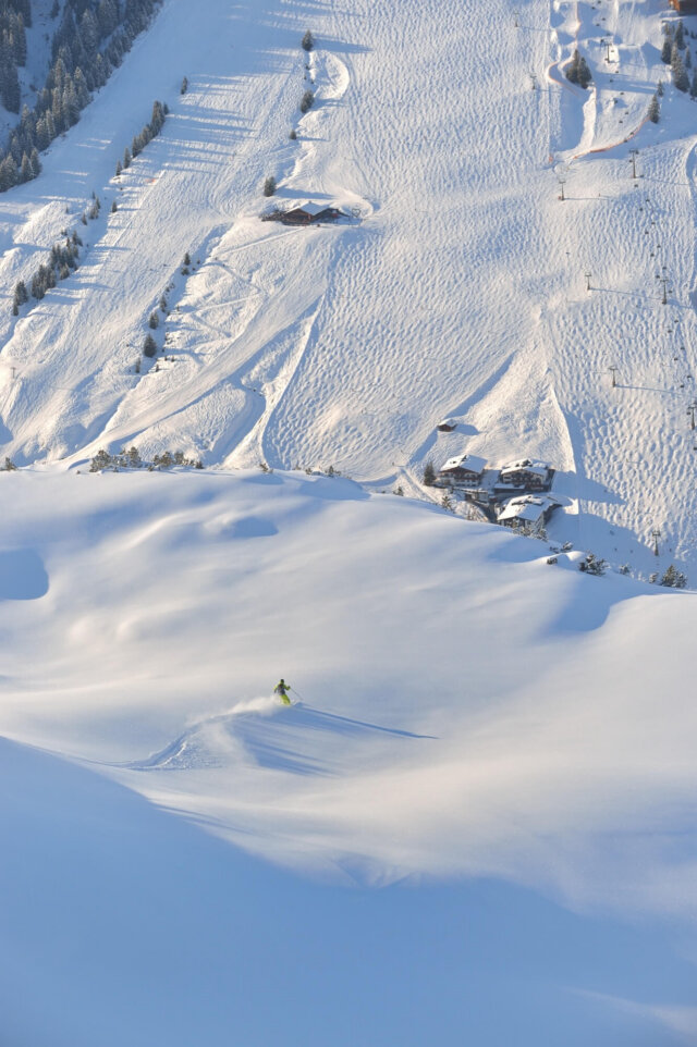 Skifahrer genießt unberührte Pisten im Schneeparadies von Lech/Zürs am Arlberg – Hotel Edelweiss als perfekter Ausgangspunkt.