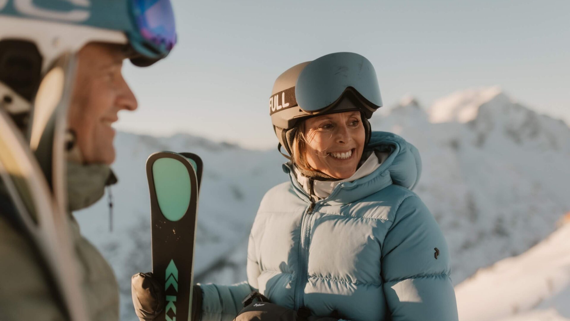 Skifahrer-Paar genießt die atemberaubende Berglandschaft in Lech/Zürs am Arlberg. Perfektes Wintervergnügen!