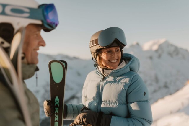 Skifahrer-Paar genießt die atemberaubende Berglandschaft in Lech/Zürs am Arlberg. Perfektes Wintervergnügen!