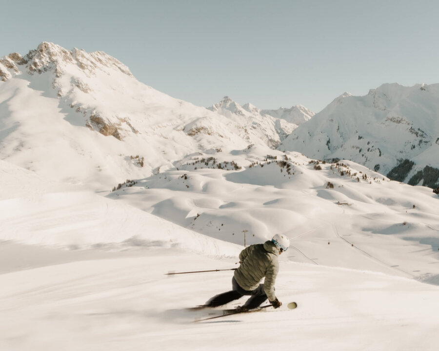 Skifahrer genießt die Pulverschneepisten in den Alpen rund um das Hotel Edelweiss in Lech/Zürs am Arlberg.