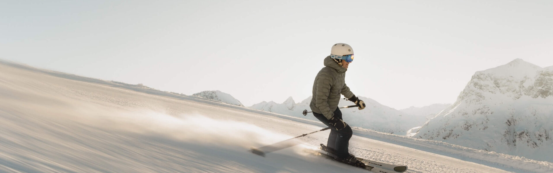 Skifahrer genießt die Pisten von Lech/Zürs am Arlberg bei strahlendem Sonnenschein und traumhafter Bergkulisse.