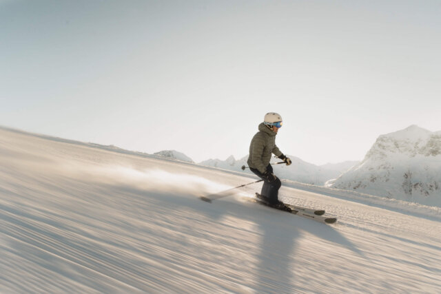 Skifahrer genießt die Pisten von Lech/Zürs am Arlberg bei strahlendem Sonnenschein und traumhafter Bergkulisse.