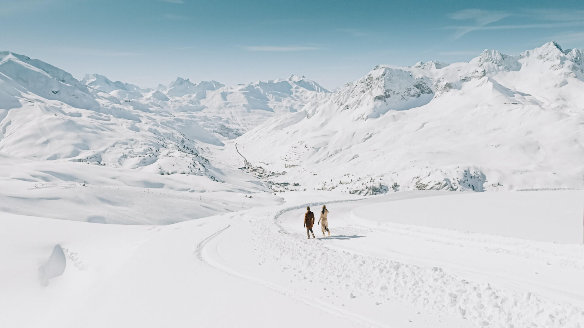 Paar genießt winterliche Wanderung durch die verschneite Landschaft von Lech/Zürs am Arlberg.