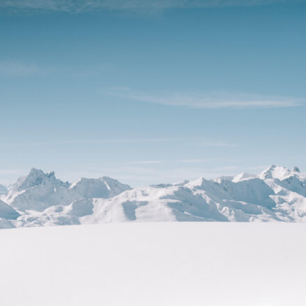 Panorama der schneebedeckten Berge in Lech/Zürs, ideal für Winterurlaub und Skiabenteuer im Hotel Edelweiss.