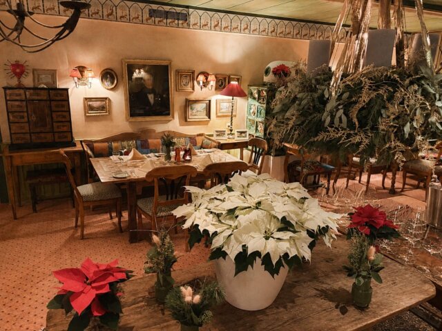 Gemütlicher Speisesaal im Hotel Edelweiss in Lech/Zürs, dekoriert mit Pflanzen und stilvollem, rustikalem Ambiente.