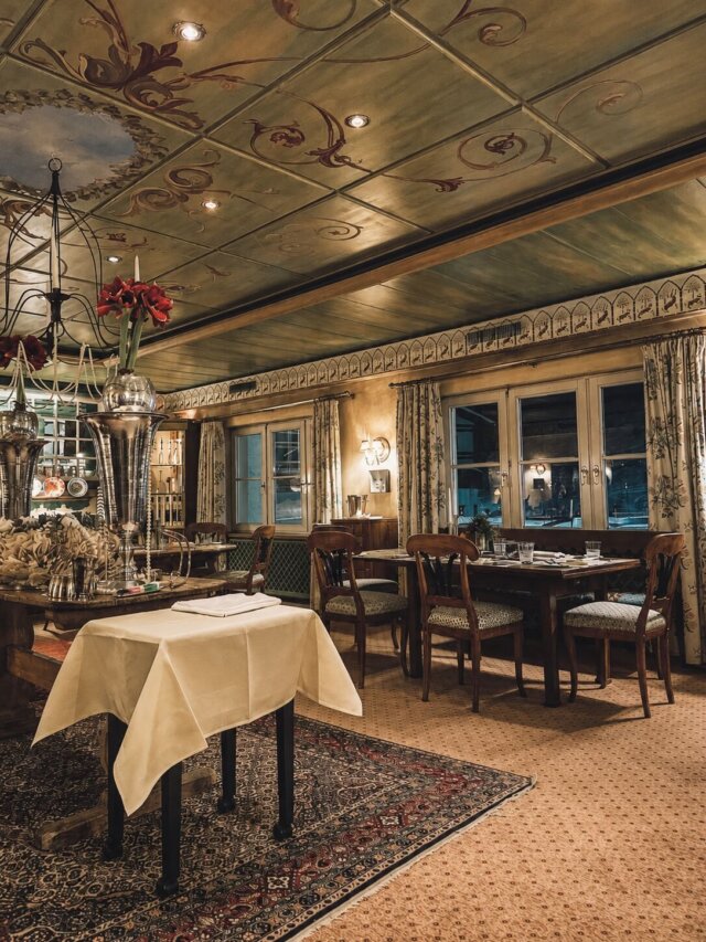 Gemütliches Restaurant im Hotel Edelweiss in Lech/Zürs, mit stilvollem Ambiente und eleganter Tischdekoration.