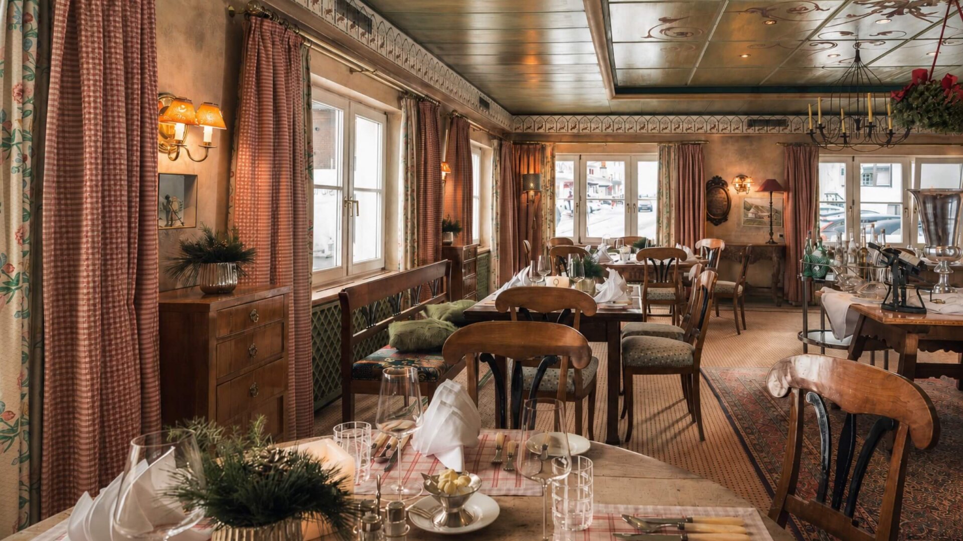 Gemütliches Restaurant im Hotel Edelweiss in Lech/Zürs mit elegantem Ambiente und liebevoll gedeckten Tischen.