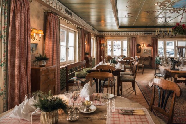 Gemütliches Restaurant im Hotel Edelweiss in Lech/Zürs mit elegantem Ambiente und liebevoll gedeckten Tischen.