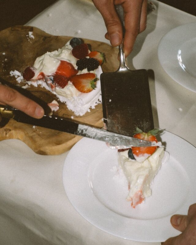 Schmackhafte Torte mit frischen Beeren, serviert im Hotel Edelweiss in Lech/Zürs am Arlberg. Süße Genussmomente!