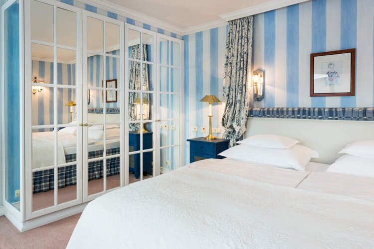 Stilvolles Hotelzimmer im Hotel Edelweiss in Lech/Zürs, mit eleganter Einrichtung und hellem Ambiente.