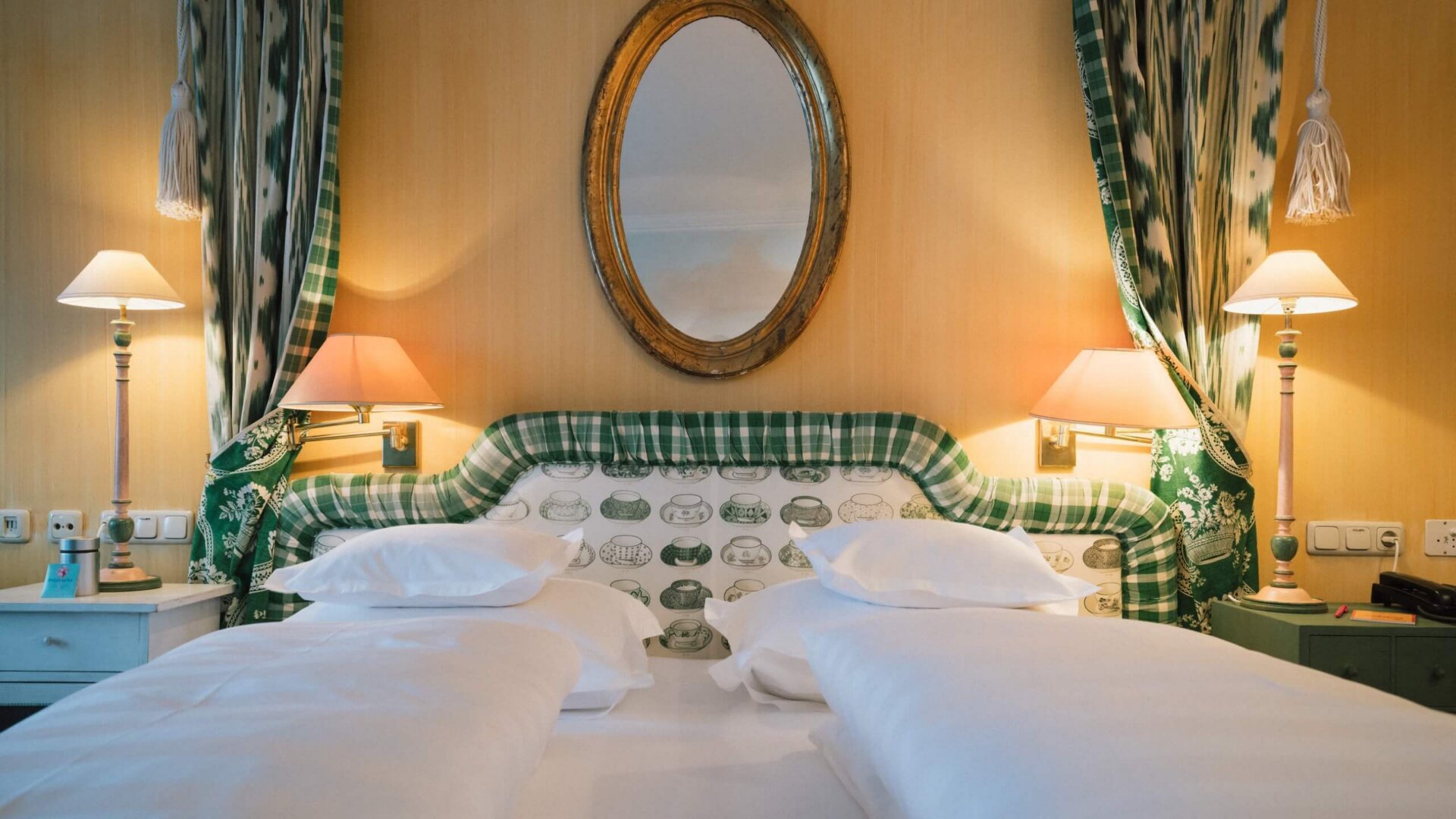 Elegantes Doppelzimmer im Hotel Edelweiss mit stilvollem Interieur, warmem Licht und gemütlicher Atmosphäre in Lech/Zürs.