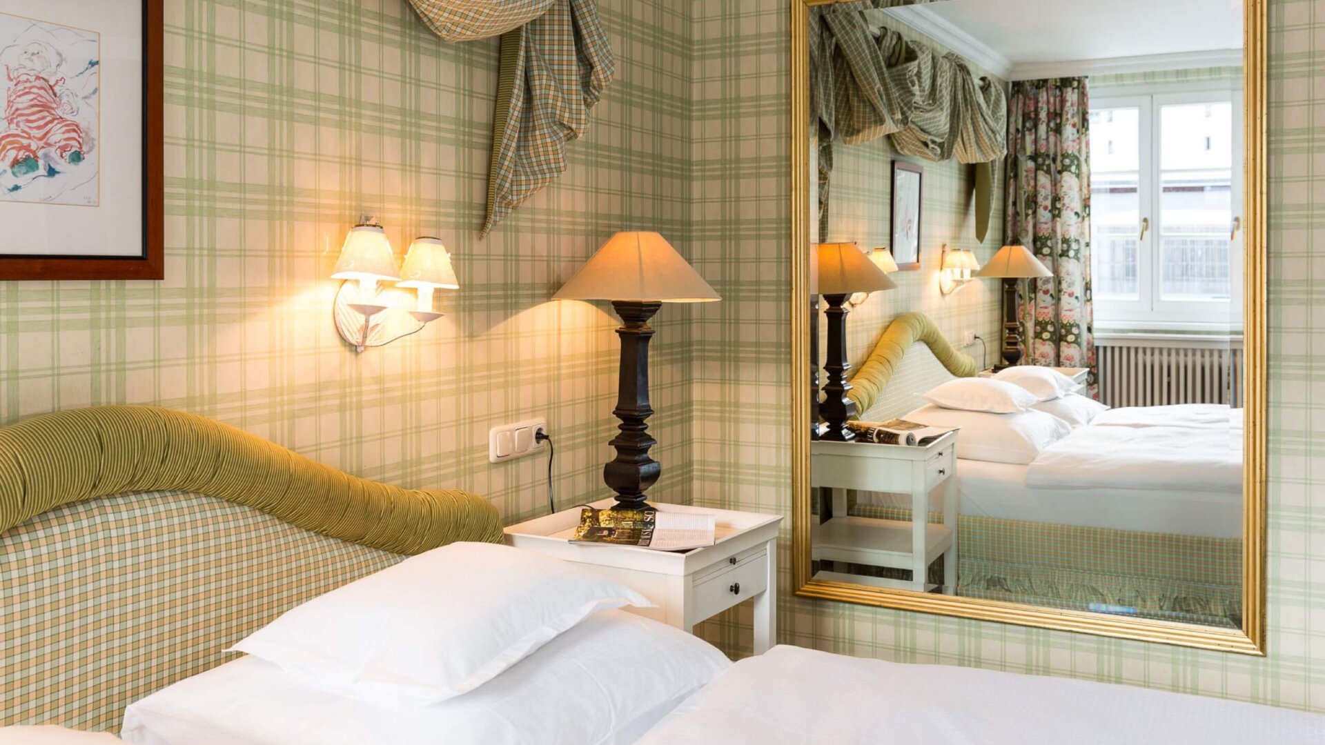 Elegantes Zimmer im Hotel Edelweiss mit gemütlicher Einrichtung und natürlichem Licht in Lech/Zürs am Arlberg.