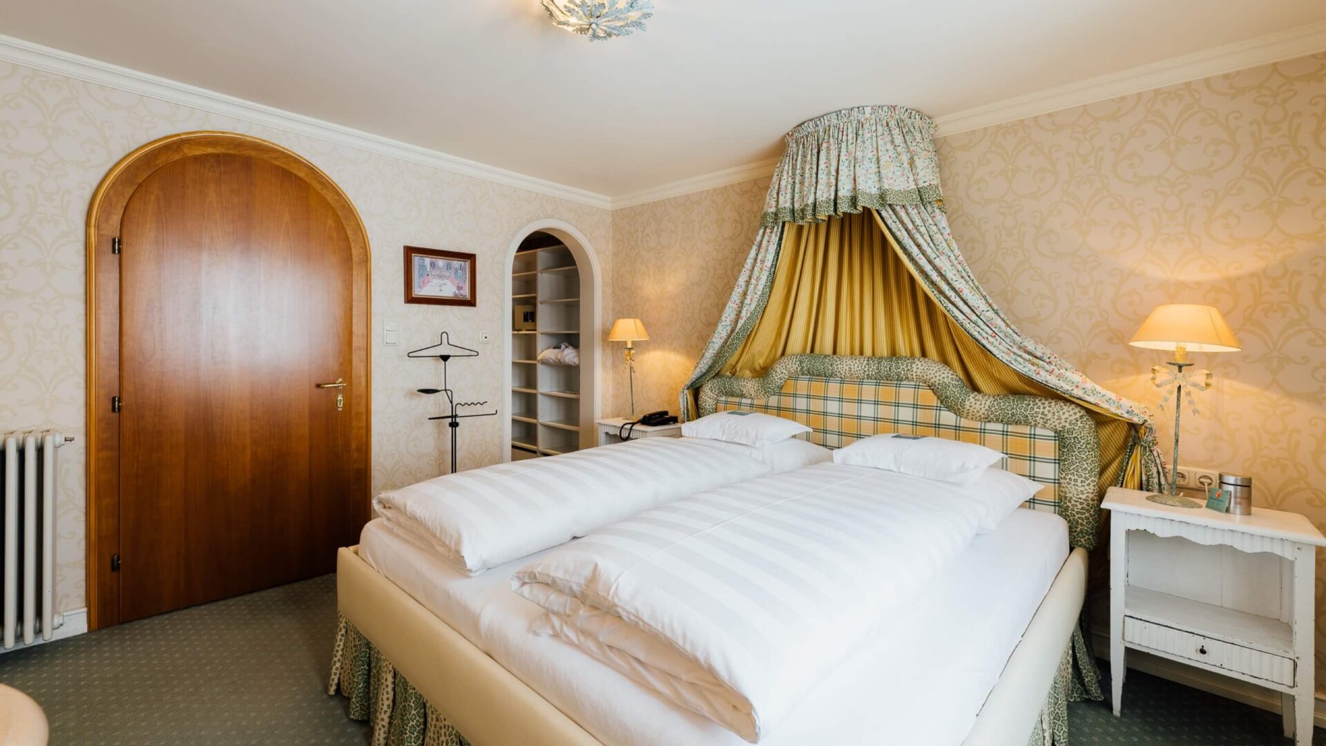 Gemütliches Doppelzimmer im Hotel Edelweiss mit elegantem Design, hellem Licht und stilvoller Einrichtung in Lech/Zürs.