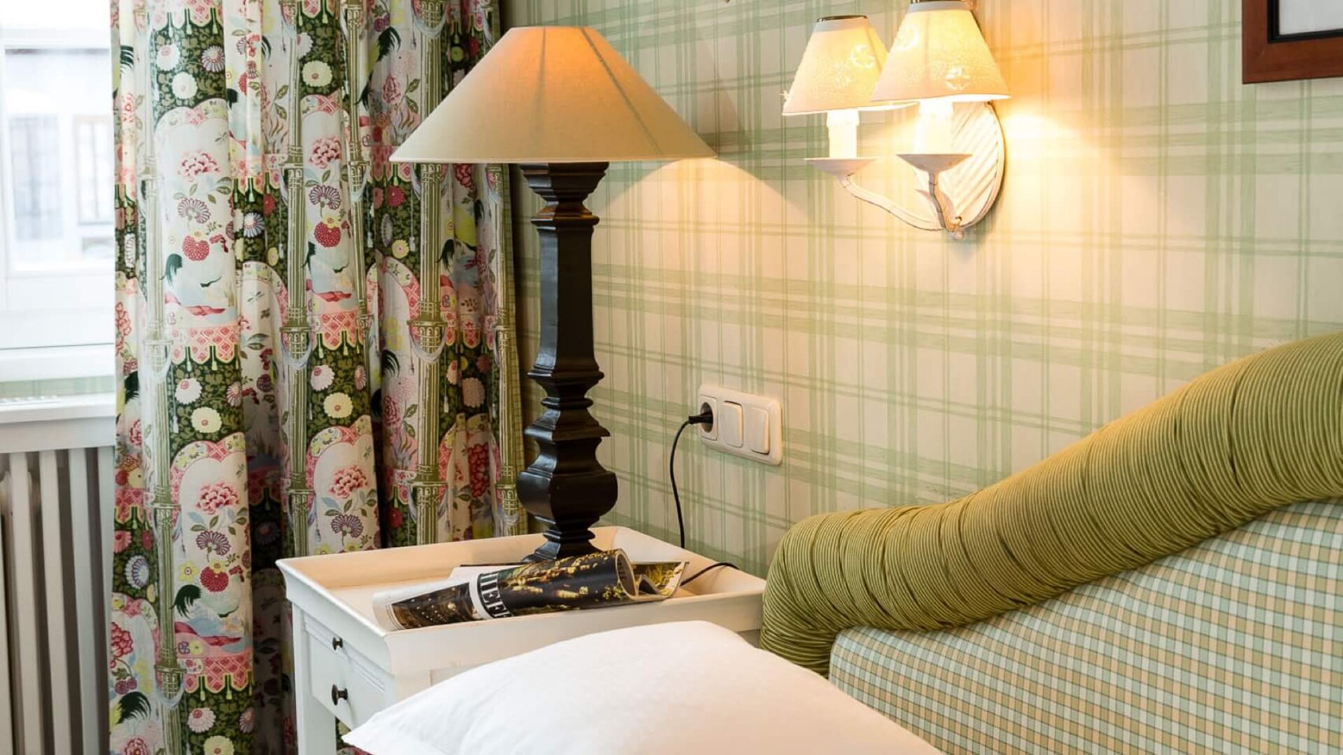Gemütliches Hotelzimmer im Hotel Edelweiss, Lech/Zürs, mit stilvollem Interieur und einladender Atmosphäre.