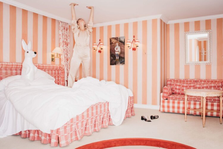 Moderne, stilvolle Hotelzimmer im Hotel Edelweiss mit buntem Design und gemütlicher Atmosphäre in Lech/Zürs.