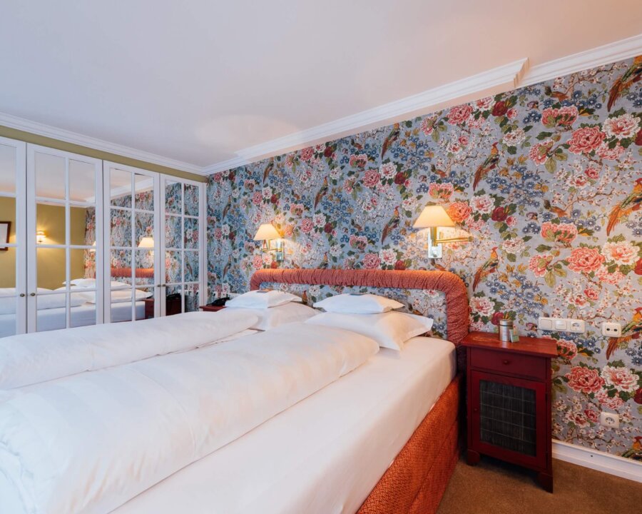 Gemütliches Doppelzimmer im Hotel Edelweiss mit floralem Design und eleganter Einrichtung in Lech/Zürs am Arlberg.