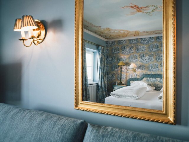 Elegantes Hotelzimmer im Hotel Edelweiss mit stilvollem Design und Blick auf geschmackvolle Einrichtung.