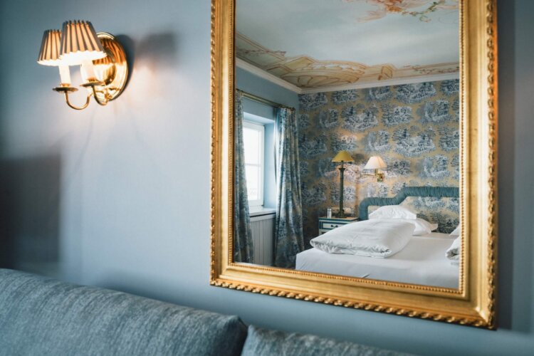 Elegantes Hotelzimmer im Hotel Edelweiss mit stilvollem Design und Blick auf geschmackvolle Einrichtung.