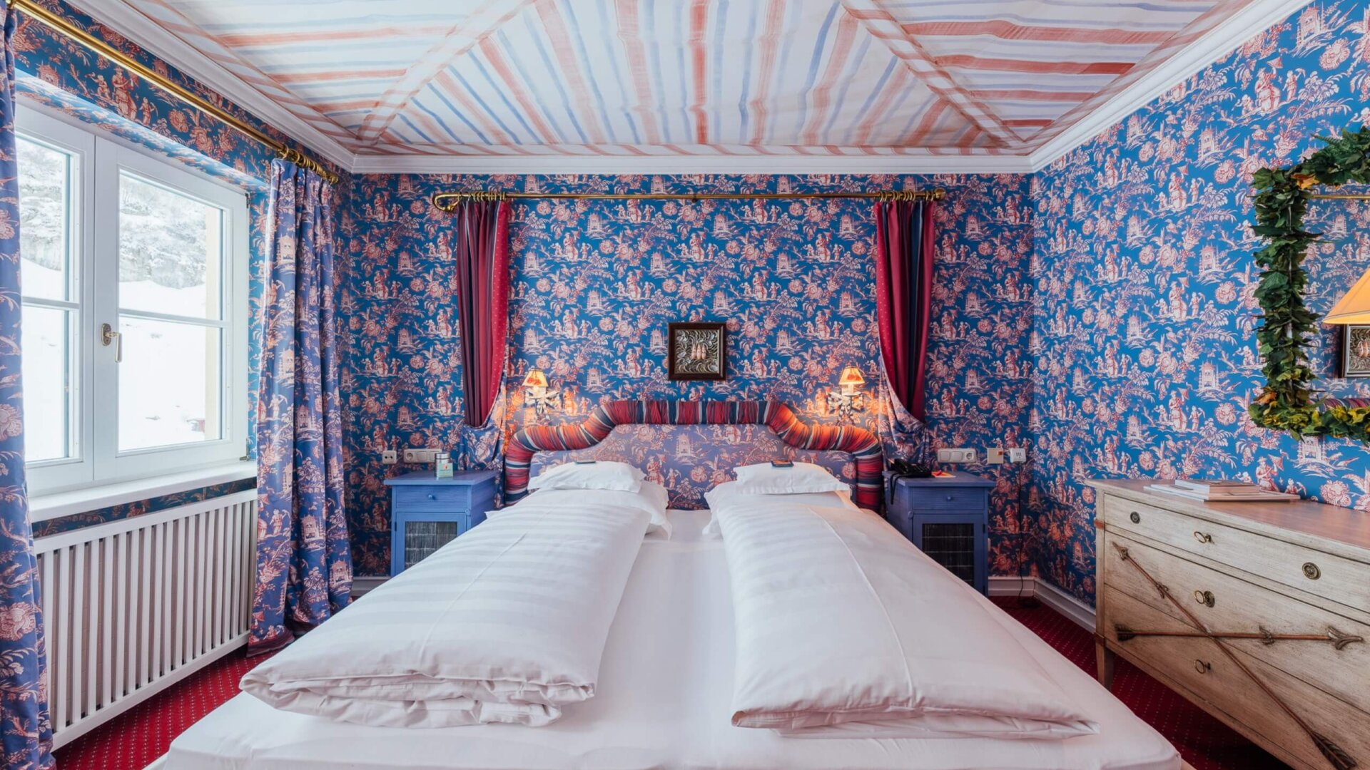 Bunt und gemütlich eingerichtetes Hotelzimmer im Hotel Edelweiss in Lech/Zürs am Arlberg, ideal für Ihren Aufenthalt.